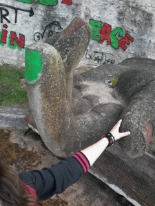sculpture-of-giant-hand-angouleme